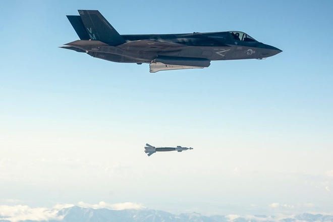 Tàu sân bay mạnh nhất hải quân Anh ra khơi với máy bay quân sự